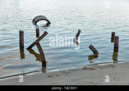 Constructions Post apocalypse dans l'eau. Côte de Sable sur l'île Khortytsia Dniepr en été, de l'Ukraine. Banque D'Images