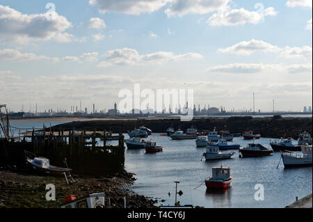 Bateaux de pêche dans le trou à Paddy's Gare du Sud, Teesside, UK Banque D'Images
