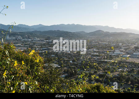 Vue sur le centre-ville de Glendale et montagnes San Gabriel de Griffith Park à Los Angeles County, Californie. Banque D'Images