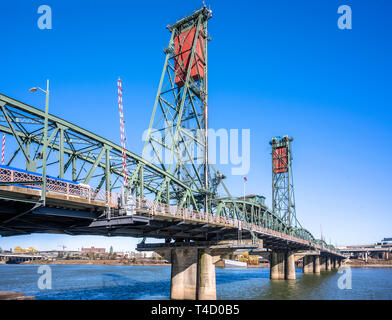 Voûtée en coupe Hawthorne métalliques de connexion du pont levant de transport avec levage towers traversant la rivière Willamette à Portland Oregon brancher vieux Por Banque D'Images