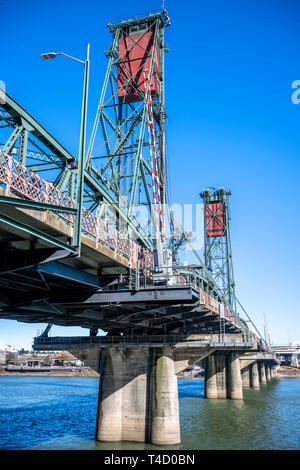 Voûtée en coupe Hawthorne métalliques de connexion du pont levant de transport avec levage towers traversant la rivière Willamette à Portland Oregon brancher vieux Por Banque D'Images