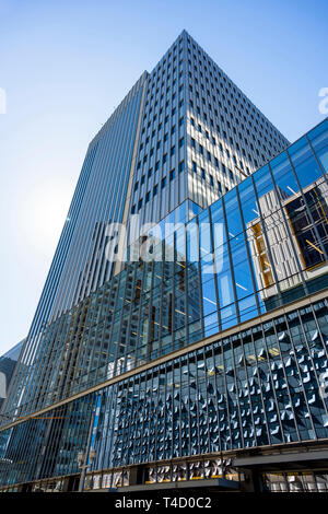 Gratte-ciel à l'architecture d'avant-garde avec garniture en verre teinté dans un cadre métallique reflète comme dans un miroir d'un bâtiment sur le côté opposé de la st Banque D'Images