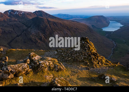 Scafell Pike, Risette, Lingmell, chef Illgill & as été l'eau du Cairn Westmorland près du sommet du grand Gable dans le Lake District. Banque D'Images