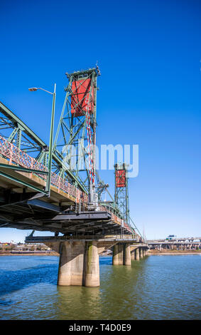 Voûtée en coupe Hawthorne métalliques de connexion du pont levant de transport avec levage towers traversant la rivière Willamette à Portland Oregon brancher vieux Por Banque D'Images