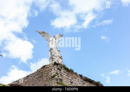 Comillas, Espagne : L'Àngel Exterminador par sculpteur Catalan Josep Llimona i Bruguera au Cementerio Ruta Modernista. Le cimetière a été restauré en 189 Banque D'Images