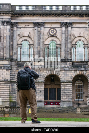 Man taking photograph of Old College quad, Édimbourg, Écosse, Royaume-Uni Banque D'Images