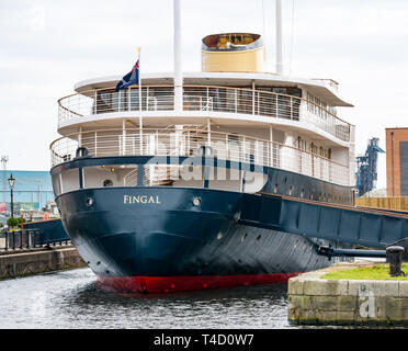 Vue arrière du pied, Édimbourg hôtel flottant de luxe et l'ancien phare d'offres, de Leith Docks, Ecosse, Royaume-Uni Banque D'Images