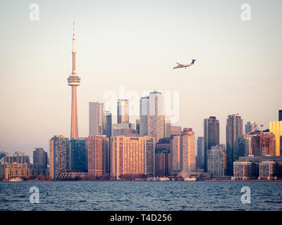 La Tour CN et spectaculaire skyline de Toronto, Ontario, Canada, vu de Ward's Island (îles de Toronto) sur le lac Ontario. Banque D'Images