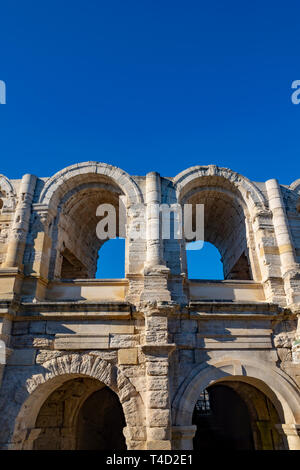 Amphithéâtre romain avec ciel clair à Arles, Provence Alpes Cote d'Azur en France. Banque D'Images