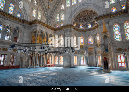 Istanbul, Turquie. Intérieur de la mosquée Nuruosmaniye (Camii), le premier bâtiment baroque construit à Istanbul. En 1755, sous le règne du Sultan Osman III Banque D'Images