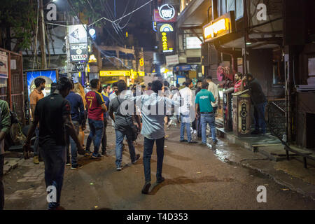 Les gens qui marchent dans la soirée dans le populaire quartier hipster Hauz Khas à New Delhi, Inde Banque D'Images