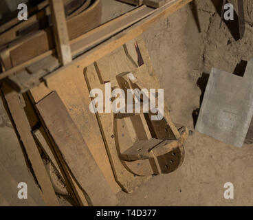 L'équipement dans l'atelier pour la restauration d'instruments de musique anciens Banque D'Images