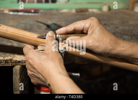 Restaurations de maître adultes instruments de musique anciens sculpture sur bois. Banque D'Images