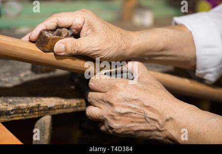 Restaurations de maître adultes instruments de musique anciens sculpture sur bois. Banque D'Images