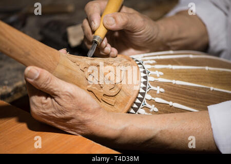 Restaurations de maître adultes instruments de musique anciens sculpture sur bois. Banque D'Images