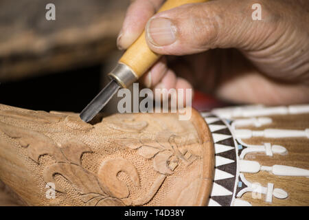 Restaurations de maître adultes instruments de musique anciens sculpture sur bois. Banque D'Images