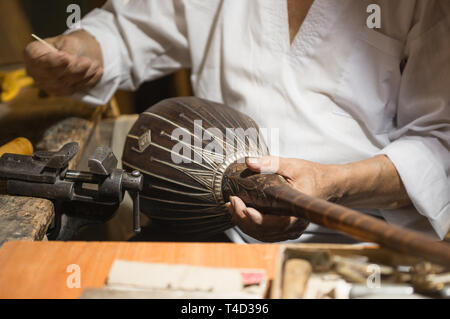 Restaurations de maître adultes instruments de musique anciens instruments à cordes de la production. Banque D'Images