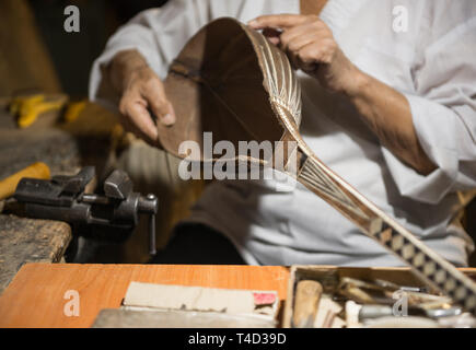 Restaurations de maître adultes instruments de musique anciens instruments à cordes de la production. Banque D'Images