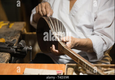 Restaurations de maître adultes instruments de musique anciens instruments à cordes de la production. Banque D'Images