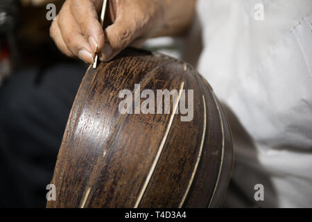 Restaurations de maître adultes instruments de musique anciens sculpture sur bois. Banque D'Images