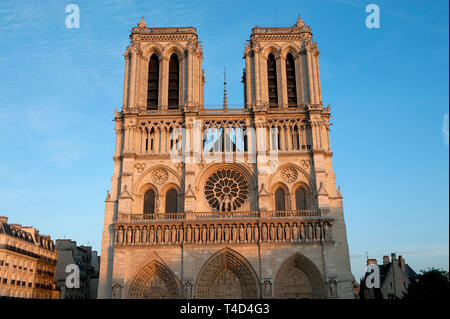 Paris, France. La Cathédrale Notre Dame sur l'Île de la Cité au centre de Paris. Septembre 2011 Notre Dame signifiant 'Notre-Dame de Paris'), souvent appelé simplement comme Notre-Dame, est une cathédrale catholique sur l'Île de la Cité dans le 4ème arrondissement de Paris, France.[a] La cathédrale est considérée comme l'un des plus beaux exemples de l'architecture gothique française. Son utilisation novatrice de la nervure vault et boutant, son énorme et colorée rose windows et le naturalisme et l'abondance de sa décoration sculpturale la distinguent du plus haut style roman. La cathédrale a été être Banque D'Images