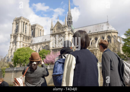 Les jeunes d'admirer la cathédrale Notre-Dame façade sud sur une belle matinée de printemps, avril 2016, trois ans avant l'incendie dévastateur le 20 avril Banque D'Images