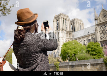 Prendre une photo de la cathédrale Notre Dame façade sud sur une belle matinée de printemps, avril 2016, trois ans avant avril 2019 incendie dévastateur Banque D'Images