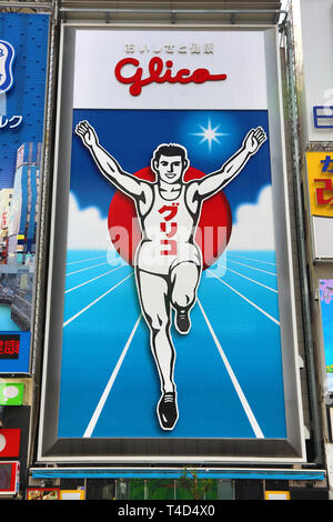 Glico Man affiche publicitaire d'un homme courant, Osaka, Japon Banque D'Images