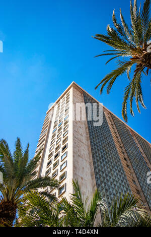 Vue en perspective à la Biblioteca de Gabriel Miró. Fundación Caja Mediterráneo à Alicante Espagne, entouré de palmiers Banque D'Images