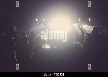 Les personnes à contre-jour Les Concerts et Strong Spotlights Banque D'Images