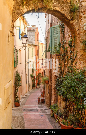 France, Alpes Maritimes, Menton, alley avec étapes dans la vieille ville // France, Alpes-Maritimes (06), Menton, ruelle dans la vieille ville Banque D'Images