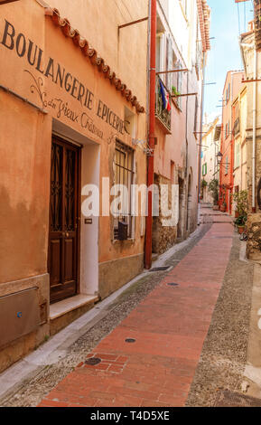 France, Alpes Maritimes, Menton, alley avec étapes dans la vieille ville // France, Alpes-Maritimes (06), Menton, ruelle dans la vieille ville Banque D'Images