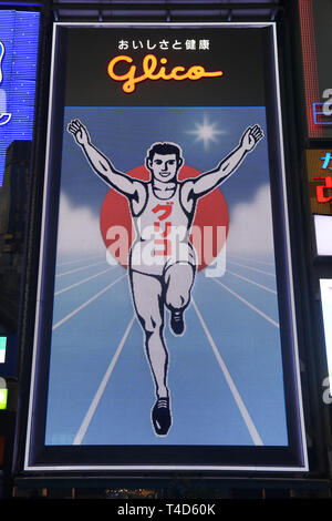 Glico Man affiche publicitaire d'un homme courant, Osaka, Japon Banque D'Images