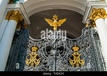 Saint-pétersbourg, Russie - avril 2019. Palais d'hiver - portes décorées avec double tête blanche à l'entrée principale du palais d'hiver en St-Petersbu Banque D'Images