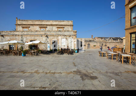 La place principale du village historique Marzamemi, Province de Syracuse, Sicile, Italie Banque D'Images