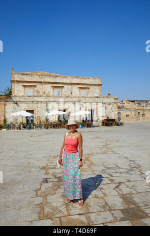 La place principale du village historique Marzamemi, Province de Syracuse, Sicile, Italie Banque D'Images