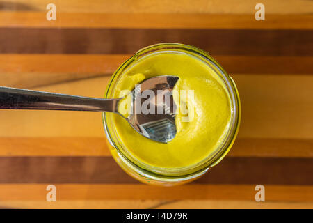 Cuillère à pot de sauce moutarde de Dijon Banque D'Images