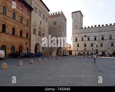 Todi Ombrie Italie. La Piazza del popolo. Paysage urbain de la cathédrale sur le palais médiéval 'Palazzo del Popolo", "Palazzo del Capitano' à gauche Banque D'Images