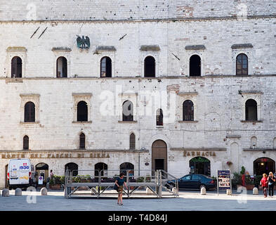 Todi Ombrie Italie. Vue de la Piazza del popolo, extérieur, façade du Palazzo dei Priori, construit 1334-1337 en style gothique avec un remorquage quadrangulaire Banque D'Images