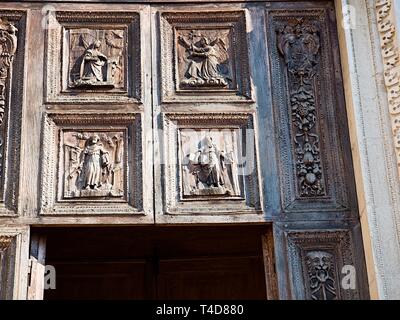 Todi ombrie italie. Close up sur l'extérieur de l'élément architectural et artistique dans la région de Santa Maria Annunziata cathédrale construite XII siècle porte en bois sculpté Banque D'Images