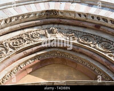 Todi ombrie italie. Close up sur l'extérieur de l'élément architectural et artistique dans le 'Santa Maria Annunziata' cathédrale construite 12ème siècle. Portal Banque D'Images