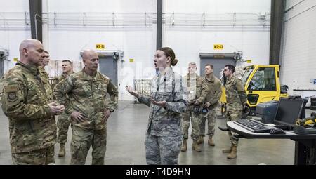 Dans le centre, le sergent-chef. Alyssa Aschemann, 436e Escadron aérien camion Port dock sous-officier responsable, explique au major général Sam Barrett, commandant de l'Armée de l'air, 18e et premier Master Sgt. Chris Simpson, 18e chef du commandement de la Force aérienne, Scott Air Force Base, dans l'Illinois, le développement et l'utilisation des stations mobiles de contrôle du fret 19 mars 2019, sur la base aérienne de Dover, Delaware Aschemann a informé que Barrett et Simpson le contrôle de stations sont une initiative d'amélioration continue des processus afin de réduire la quantité de temps et le personnel nécessaires pour traiter les marchandises. Banque D'Images