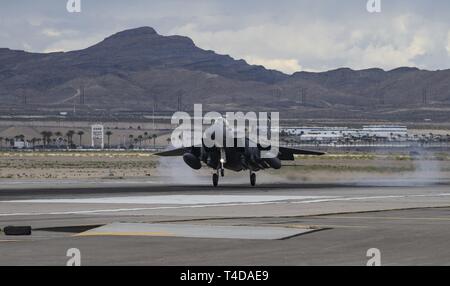 Une république de Singapour Air Force F-15E Strike Eagle fighter jet (après avoir effectué une sortie au cours de l'exercice Red Flag 19-2 à Nellis Air Force Base, Nevada, le 21 mars 2019. Les quatre services de l'armée américaine, la garde et la réserve et les forces aériennes d'autres pays participent à chaque exercice Red Flag. Banque D'Images