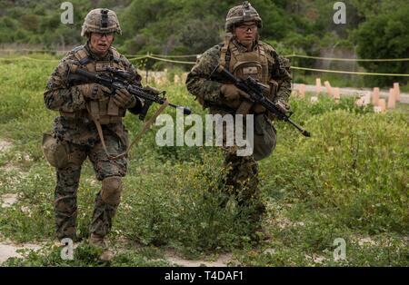 Le Corps des Marines des États-Unis. Aidan Zepeda, gauche, et la FPC. Jeffrey Cabrera, les fusiliers de l'infanterie avec Fox compagnie, 2e Bataillon, 4e Régiment de Marines, 1 Division de marines, pendant l'intégration avec d'infanterie/contre-espionnage Les opérations de renseignement humain (HUMINT)-EC (TACEX 19,2) au Marine Corps Base Camp Pendleton, en Californie, le 21 mars 2019. TACEX 19.2 est un exercice pour l'infanterie et de l'IC/patrouilles HUMINT à adapter pour les deux unités de localiser efficacement et maintenir les menaces possibles afin de bien former les participants pour lutter contre les mutations. Banque D'Images