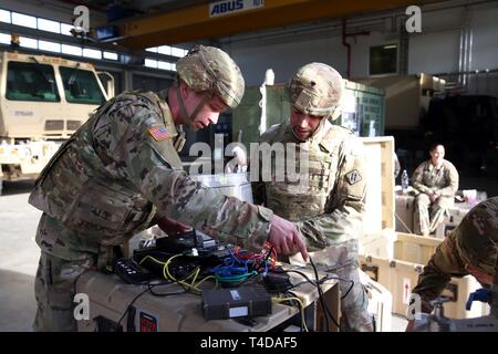 Des soldats américains affectés à la 44e Bataillon du Corps expéditionnaire, Signal Signal Théâtre 2d Brigade, configurer un routeur Protocole Internet sécurisé/non-Secure Internet Protocol Router (SIPR/NIPR) Point d'accès, ou de l'aérogare satellite, lors d'un Snap mieux la concurrence au théâtre 2d terrain Brigade Signal 22 Mars, 2019, à Grafenwoehr, Allemagne. Banque D'Images