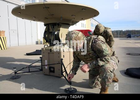 Des soldats américains affectés au 509e Bataillon des transmissions stratégiques, Théâtre 2d Brigade du SIgnal, a mis en place un protocole Internet sécurisé/routeur Internet non sécurisé (protocole Router/SIPR NIPR) Point d'accès, ou terminal satellite SNAP, lors d'un Snap mieux la concurrence au théâtre 2d terrain Brigade Signal 22 Mars, 2019, à Grafenwoehr, Allemagne. Banque D'Images