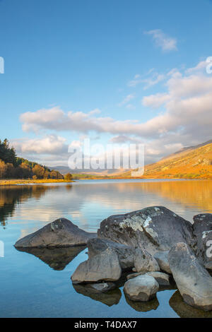 Vue panoramique matin de Snowdon Horseshoe montagnes dans les nuages, reflète dans l'eau de Llynnau Mymbyr, Parc National de Snowdonia, le Nord du Pays de Galles, Royaume-Uni. Banque D'Images