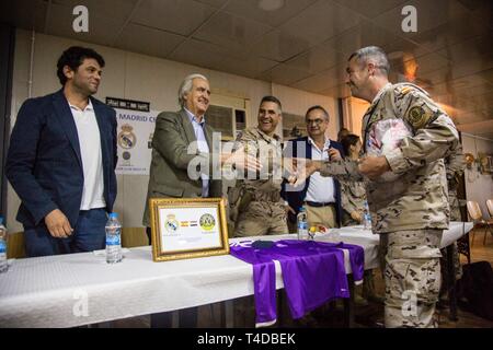 Un soldat espagnol reçoit des dons de la Fondation Real Madrid après avoir été sélectionné à partir d'une tombola pour l'espagnol et l'armée iraquienne les membres à la gamme Besmaya complexe, l'Iraq, le 23 mars 2019. Cela a eu lieu lors d'une visite de la Fondation Real Madrid où ils ont annoncé l'ouverture d'écoles de football à travers l'Iraq. Les soldats espagnols à Besmaya font partie de la formation de la Coalition qui aide à préparer les forces de plus en plus montrer la voie dans la recherche de la défaite de Daesh. Banque D'Images