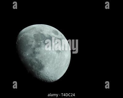 Un gros plan d'un trois-quart de lune dans le ciel nocturne Banque D'Images