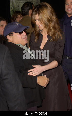 LOS ANGELES, CA. 12 janvier 2004 : Jennifer Aniston actrice et acteur/producteur DANNY DEVITO lors de la première mondiale, à Hollywood, de leur nouveau film Along Came Polly. Banque D'Images